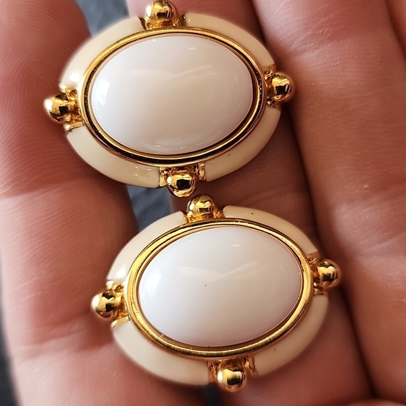 VTG Monet clip on earrings - Picture 4 of 8